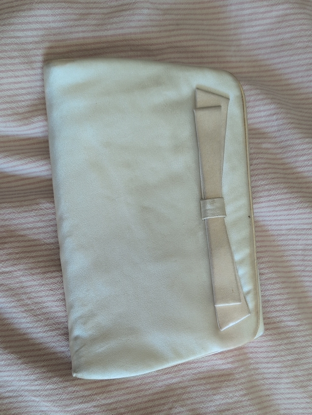 1950s Cream Bow Accent Clutch